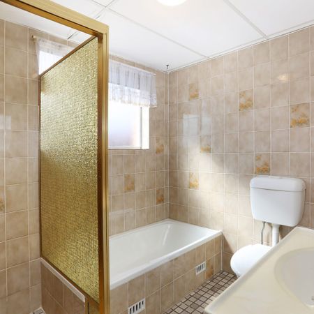 Spacious apartment a stroll to Hurstville. - Photo 4