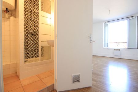 Appartement a louer Paris - Loyer €651/mois charges comprises ** - Photo 4