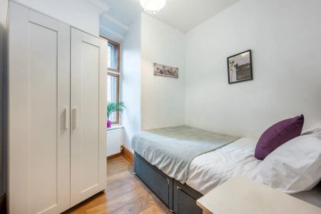 3 bedroom flat in London - Photo 2