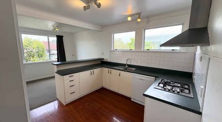 3 Bedroom, 1 Bathroom House. - Photo 2