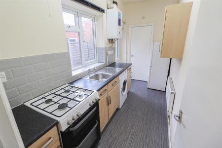 2 bedroom terraced house to rent - Photo 4