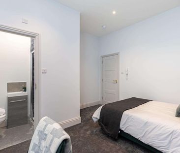 Luxury 7 Double En-Suite Bedrooms in a Shared Property - Photo 4