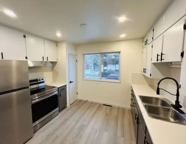 Newly Updated 2 Bed 1 Bath Main Floor in centrally located Windsor Park | 55 Ave SW, Calgary - Photo 1