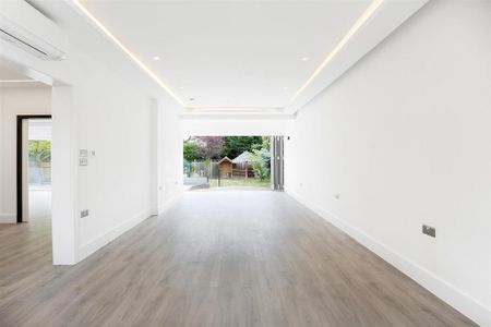 6 bedroom detached house to rent - Photo 2