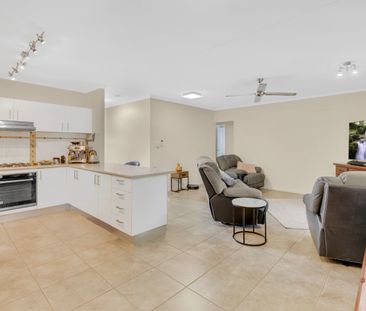 Fantastic 4 bed solid masonry block home! - Photo 6