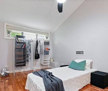 Secluded and stylish 3/4 warehouse conversion - Photo 2