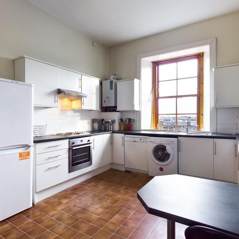 4 bedroom flat to rent - Photo 1