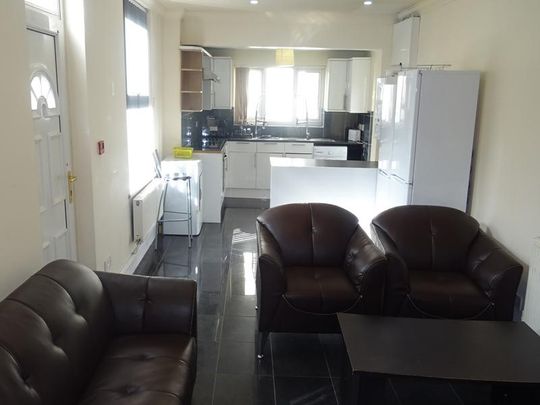 7 bedroom end of terrace house to rent - Photo 1