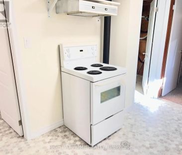 2 THORNCROFT CRESCENT - Photo 3