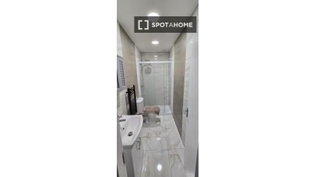 Room in shared apartment for rent in Inns Quay, Dublin - Photo 5