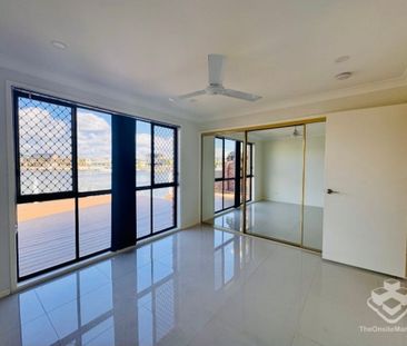 Waterfront Living at Its Best – Private Pontoon, Pool & Stunning Views - Photo 4