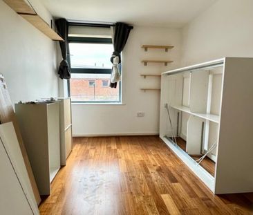 2 bedroom flat - Photo 2