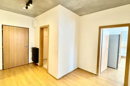 Pronájem novostavby bytu 3+kk s komorou, balkonem, sklepem a garážovým stáním, Praha 9 - Čakovice - Photo 2