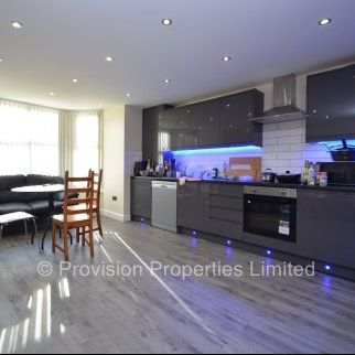 4 Bedroom Flats in Leeds - Photo 1