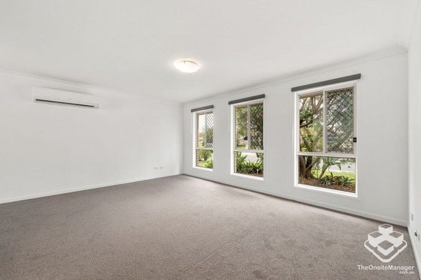 Freshly painted and carpeted - Family home in quiet location - Photo 1