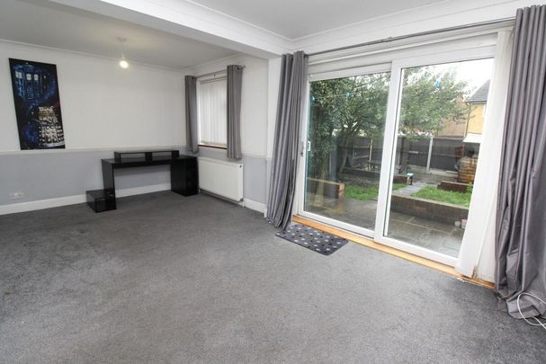 3 bedroom end of terrace house to rent - Photo 1