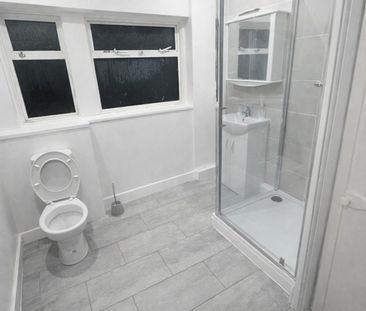 4 Bed Terraced House, Oulton Crescent, IG11 - Photo 5