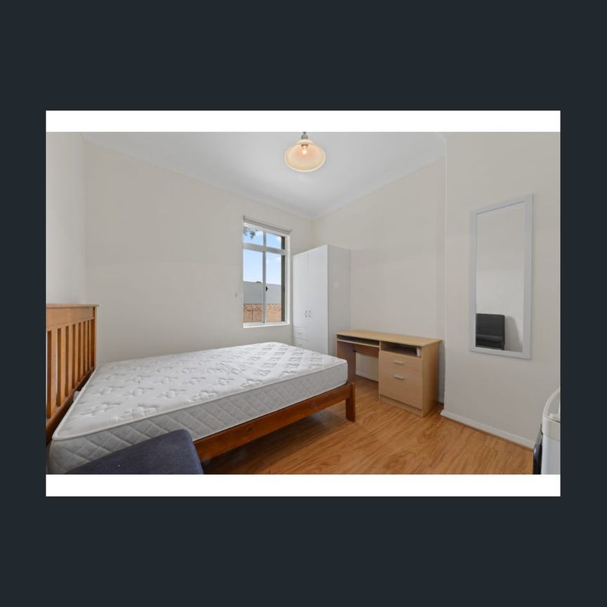 Affordable Room with Private Bathroom and Living Room/Study in Conveniently Located Guest House - Photo 1