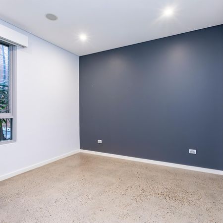 Tri-level Three Bedroom Terrace Residence - Photo 2