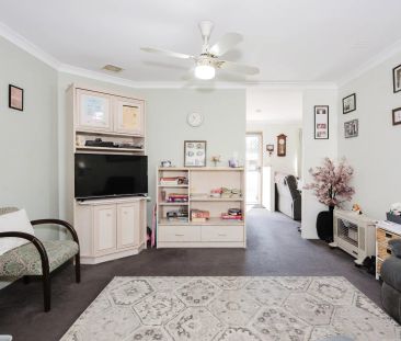 Family living with space for work and play. - Photo 6