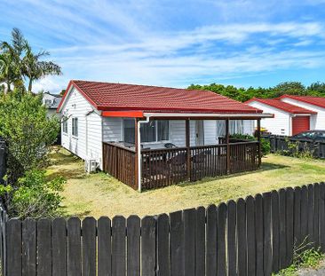 Lovely family home with modern bathroom - Photo 4