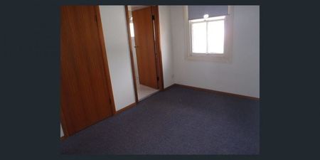 One Bedroom unit with air conditioning - Photo 2