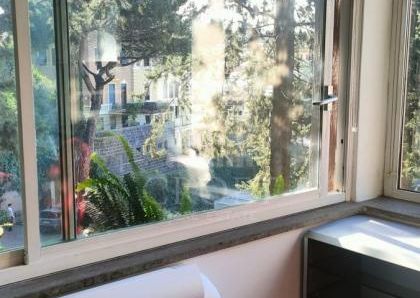 Piazza del Popolo: Lovely, modern 1 bedroom in private Villa. Entrance, spacious living-dining, fully equipped kitchen, bath and private terrace. Parquet floors Air conditioning, bright and silent. rif 364