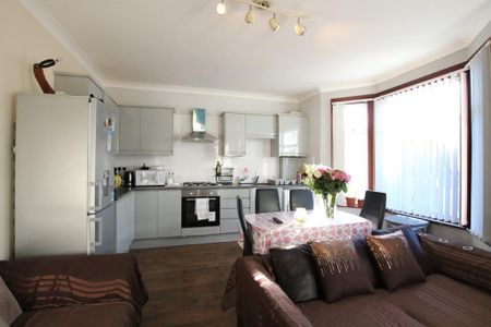 3 bedroom flat to rent - Photo 5