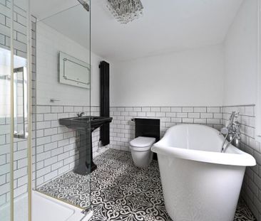 4 bedroom end of terrace house to rent - Photo 1