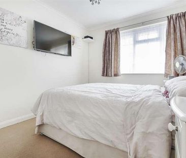 Chantry Road, Chessington, KT9 - Photo 6