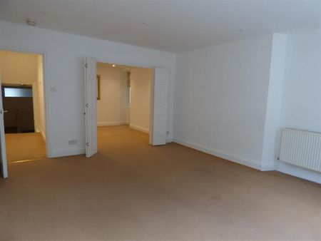 4 bedroom flat to rent - Photo 2