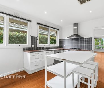 Gorgeous Family Home in trendy St Kilda East - Photo 5
