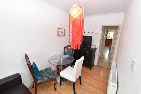 1 bedroom in a flat share to rent - Photo 2
