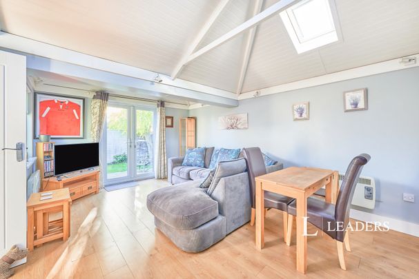 1 bedroom bungalow to rent Station Road, Puckeridge, Ware, Hertfordshire, SG11 - Photo 1