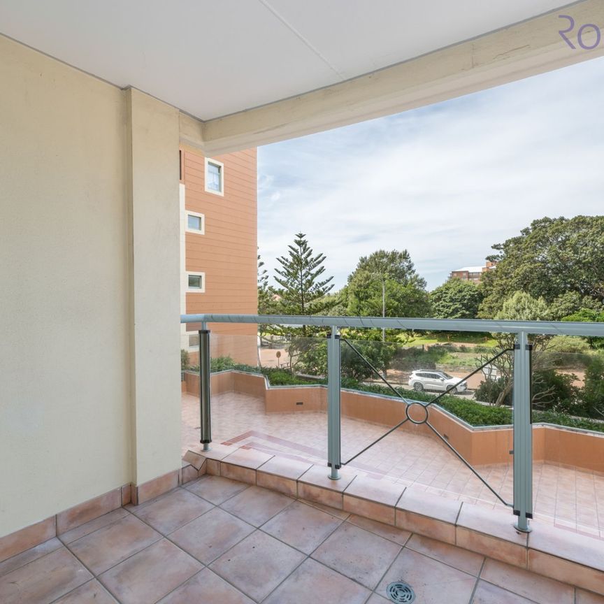 Contemporary one bedroom apartment located on 2nd floor of 'Essington Apartments' - Photo 1