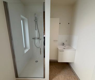 Ruime woning met twee slaapkamers en garage te Sint-Eloois-Vijve - Photo 4