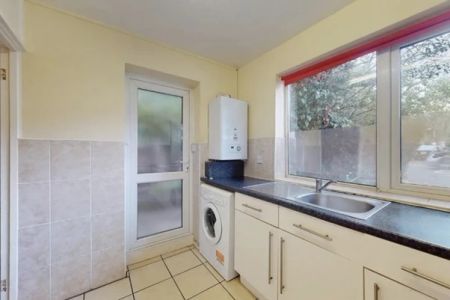 1 Bedroom Flat - Photo 4