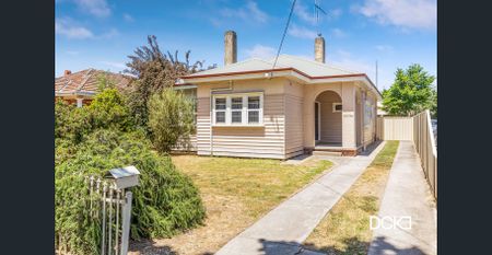 Character Home in Perfect Flora Hill Location - Photo 3