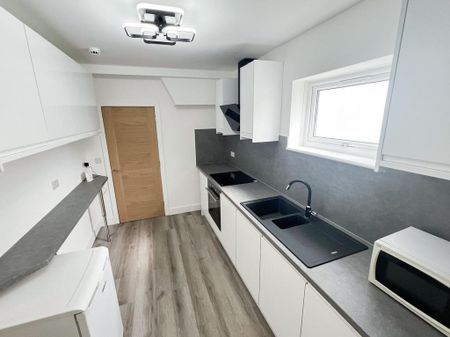 1 bedroom in a house share to rent - Photo 2