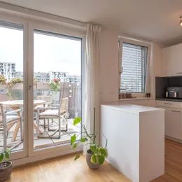 Helle 2-Zimmer-DG-Wohnung im jungen Neubau mit Westterrasse & Klimaanlage - nur 5 Min. Fußweg zur U6 - ab 1.11. / 1.12.26 - Foto 2