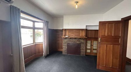 Four bedroom home, available now! - Photo 2