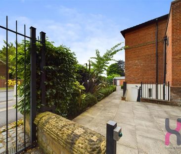 2 bedroom flat to rent - Photo 2