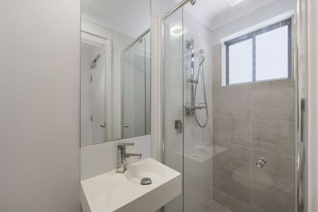 Boutique Three Bedroom ,Three Bathroom Unit in Bushland Setting with Complex Pool - Photo 3