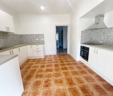 4 BEDROOM FAMILY HOME - Photo 4