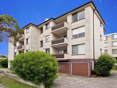 Spacious&comma; Top Floor&comma; Renovated Apartment with Lock up Garage - Photo 2