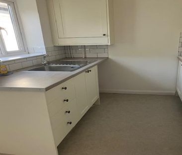 2 bedroom semi-detached house to rent - Photo 5