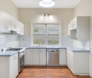 Classic Queenslander with a LARGE shed! - Photo 4
