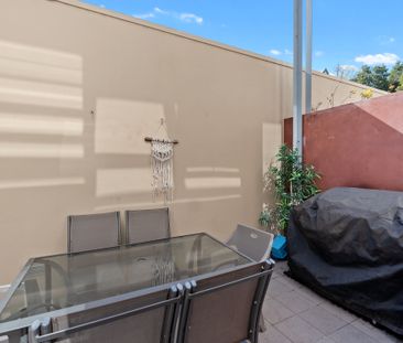 Stylish & Modern Townhouse in Alexandria - Photo 6