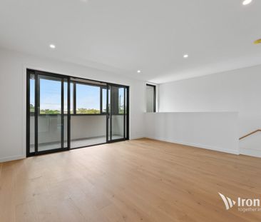 Stunning Brand-New Residence Featuring a Sun-Filled North Aspect & ... - Photo 4