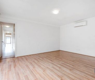 Modern low maintenance family home - Photo 1